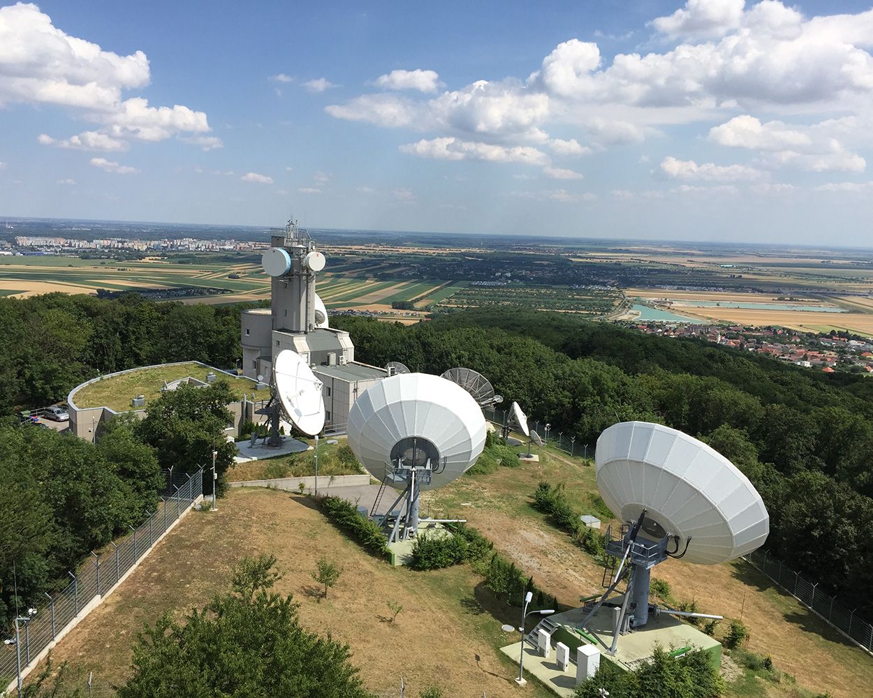 Der Bundesheer-Horchposten auf der Königswarte bei Hainburg an der Grenze zur Slowakei; fotografiert im Juli 2016.